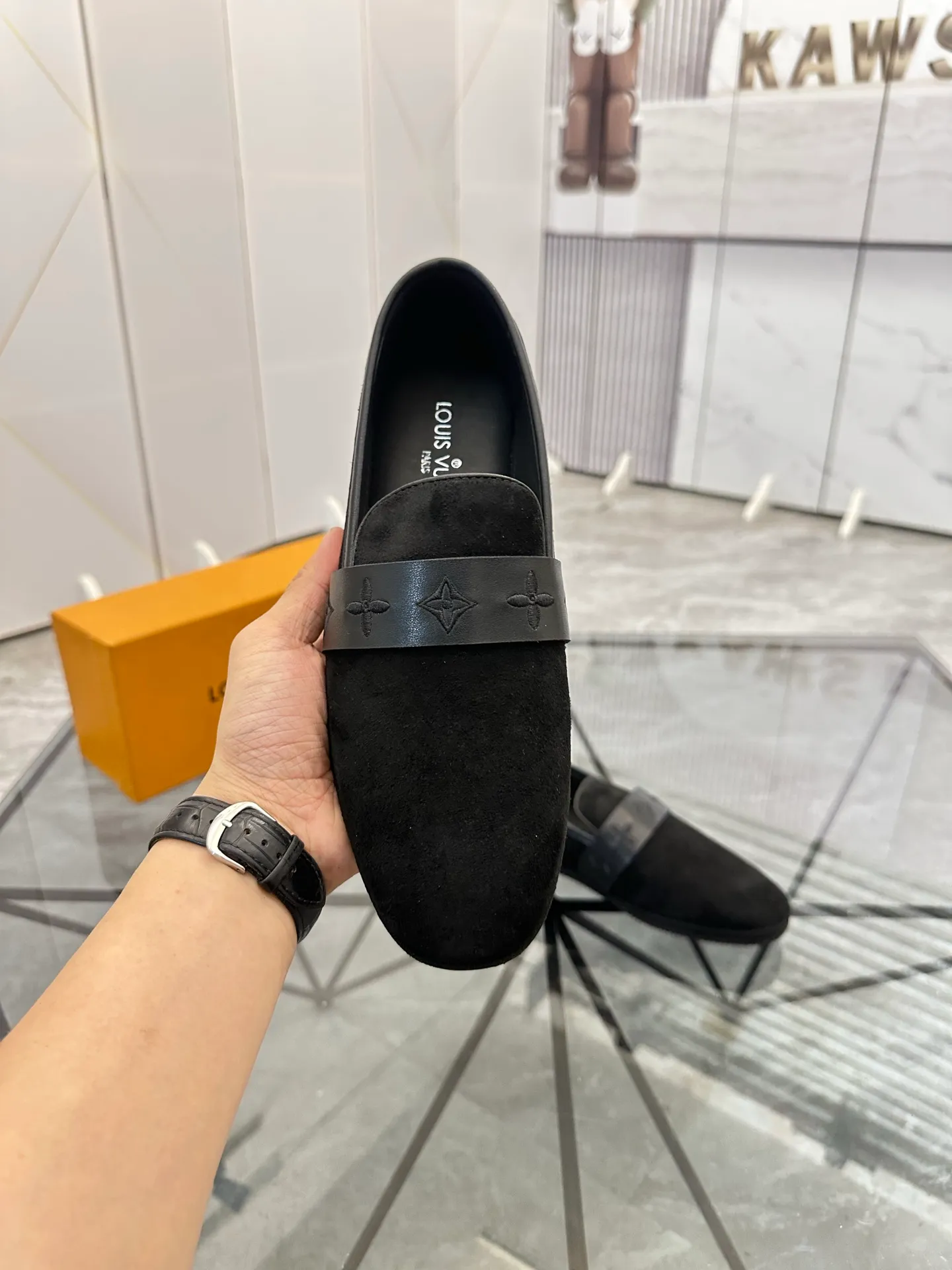 Selling men's shoes 💰: 💰P460¥ Product trademark: LV* "Louis Vuitton*" slip-on shoes, lazy shoes, regular size: 38-44. (can be customized to 45.) Product materials: imported first-layer nubuck leather upper, water-dyed cowhide lining, original outsole. No.: D301